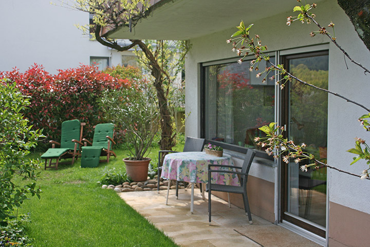 berdachte Terrasse mit Sitzgelegenheiten